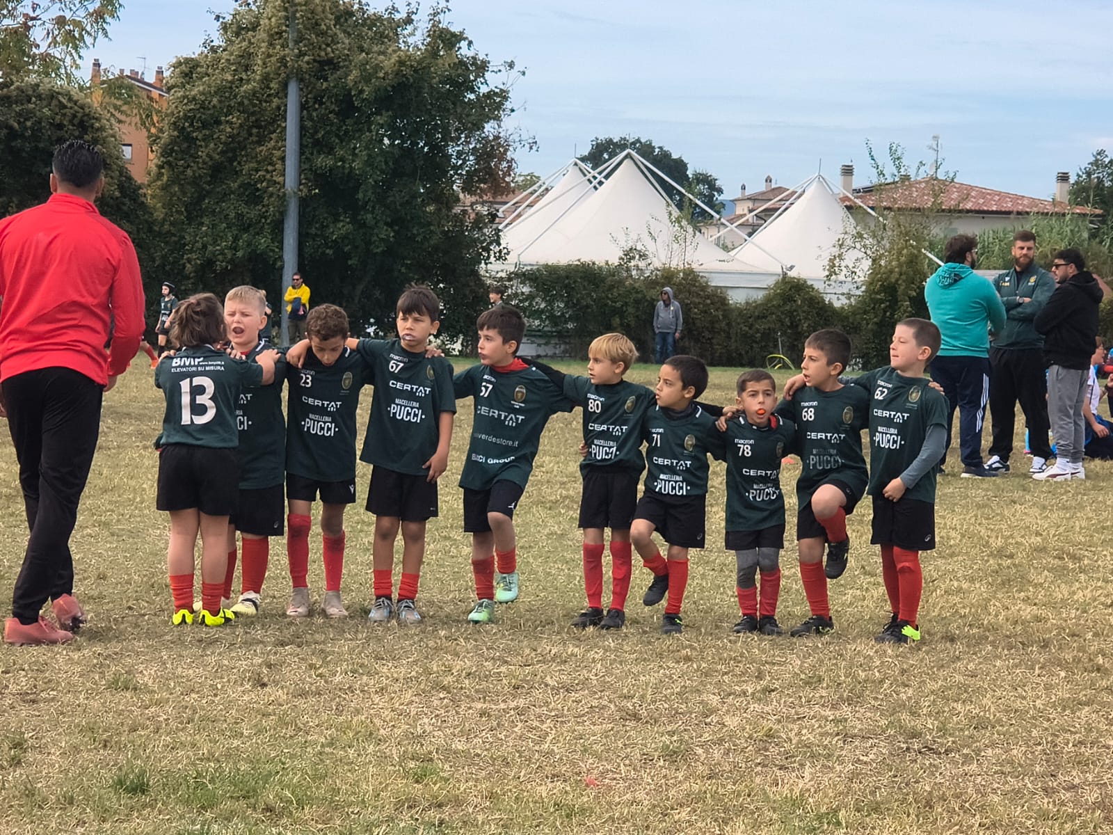 I bambini del Mini Rugby della Ternana in cerchio insieme agli allenatori