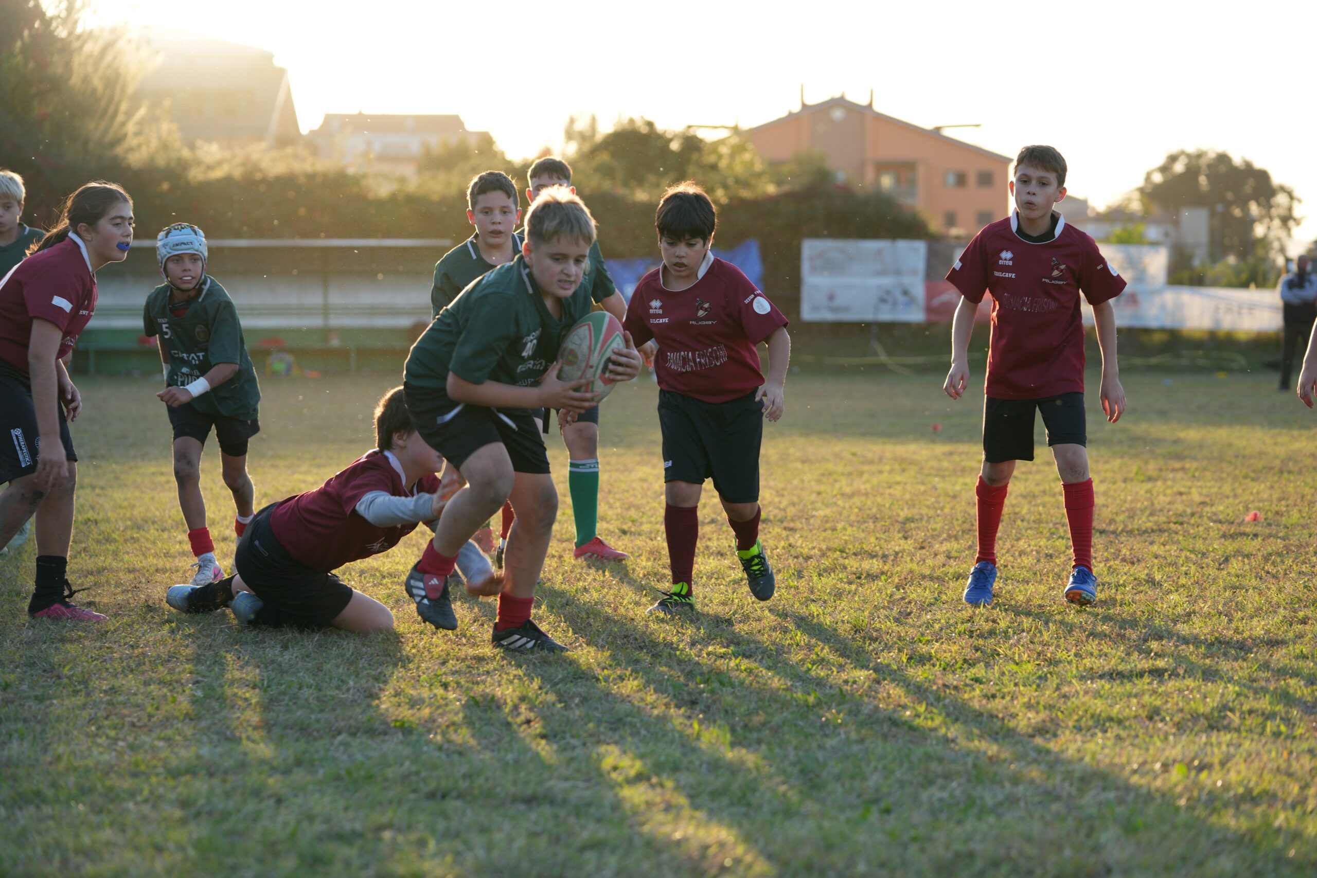 Un giocatore Under 12 della Ternana Rugby avanza con il pallone mentre un avversario tenta il placcaggio