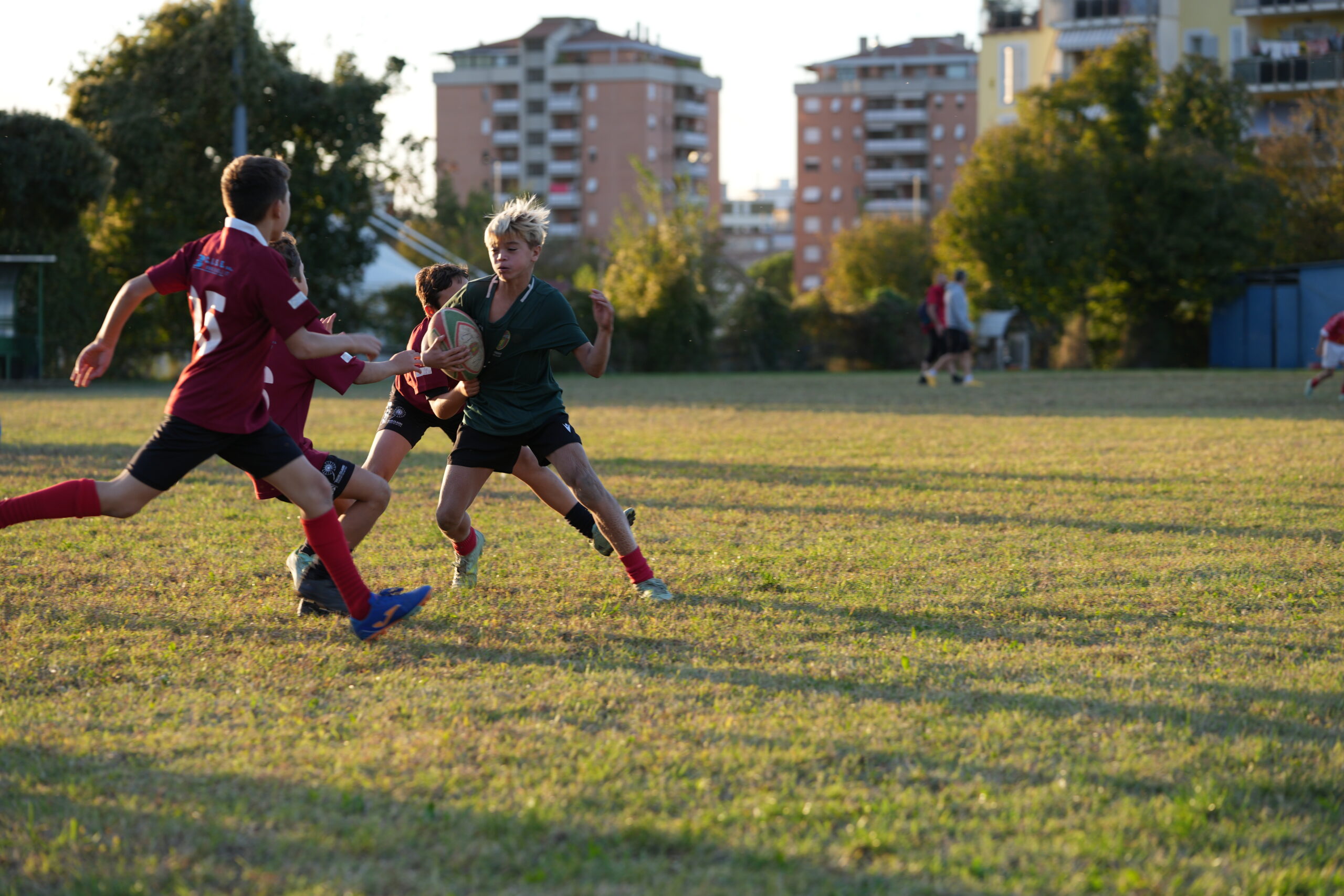 Un giovane della Ternana Rugby affronta la difesa avversaria con il pallone