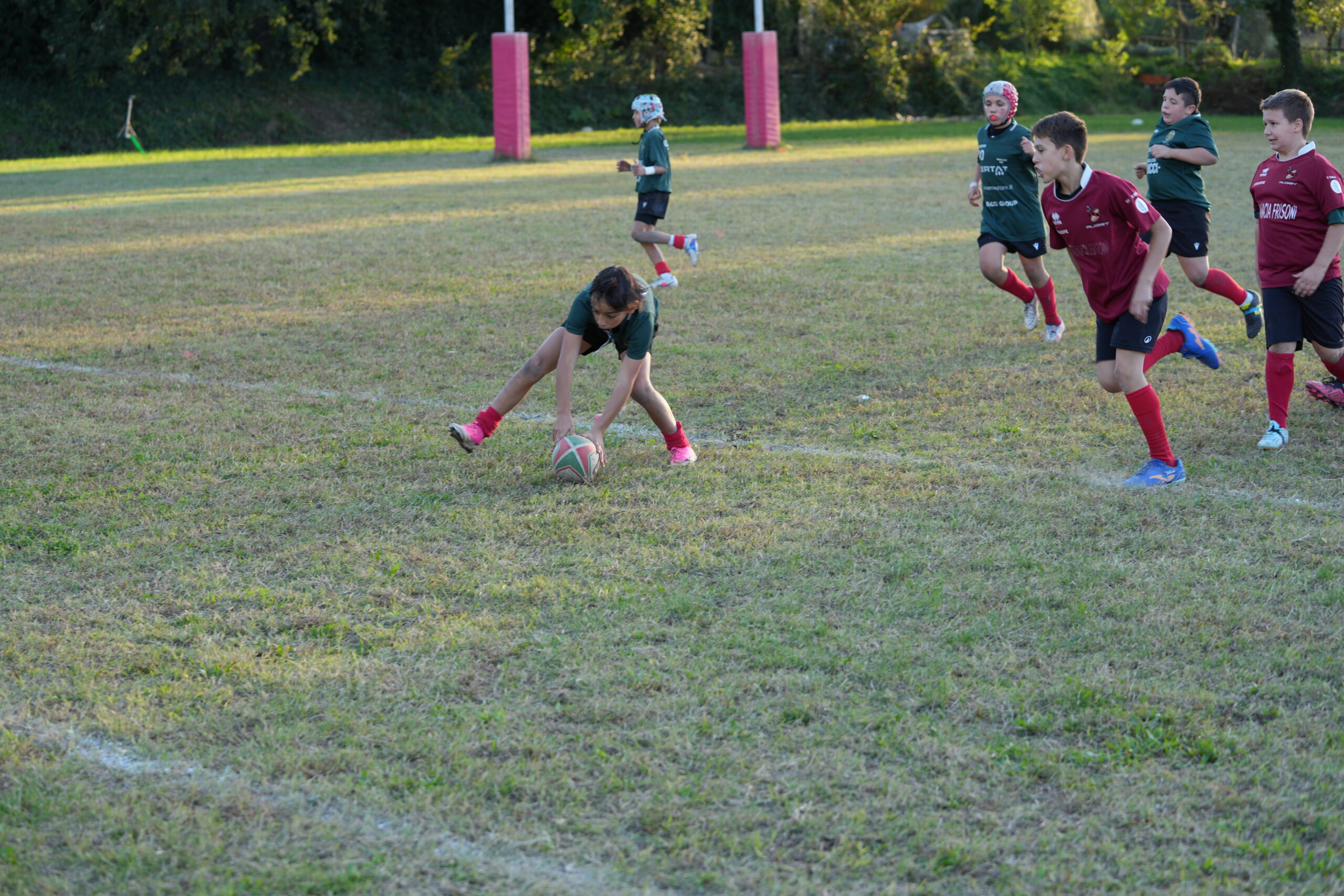 Un giocatore della Ternana Rugby raccoglie il pallone dal terreno durante il raggruppamento Under 12