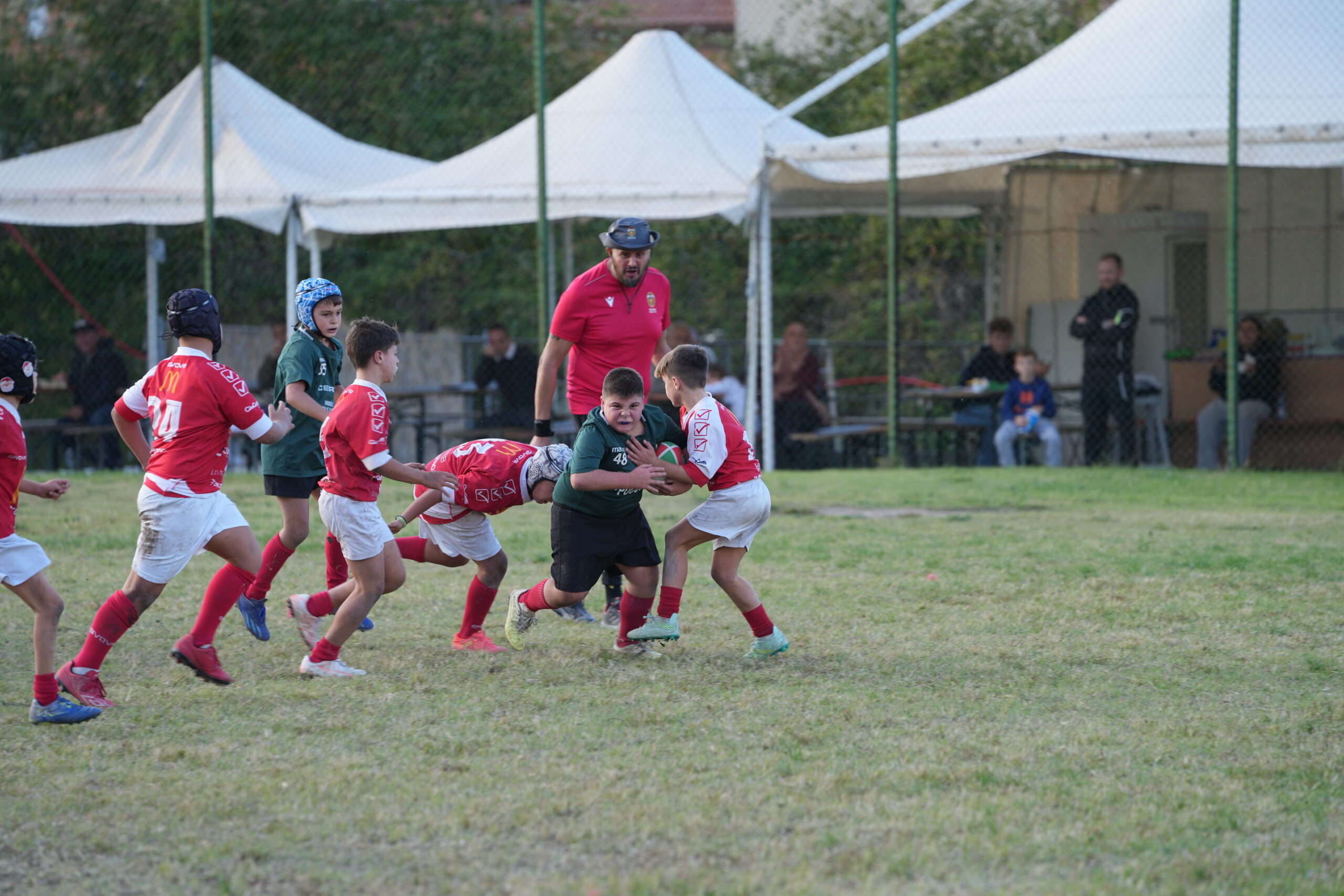 Un giocatore della Ternana Rugby tenta di liberare il pallone dal placcaggio