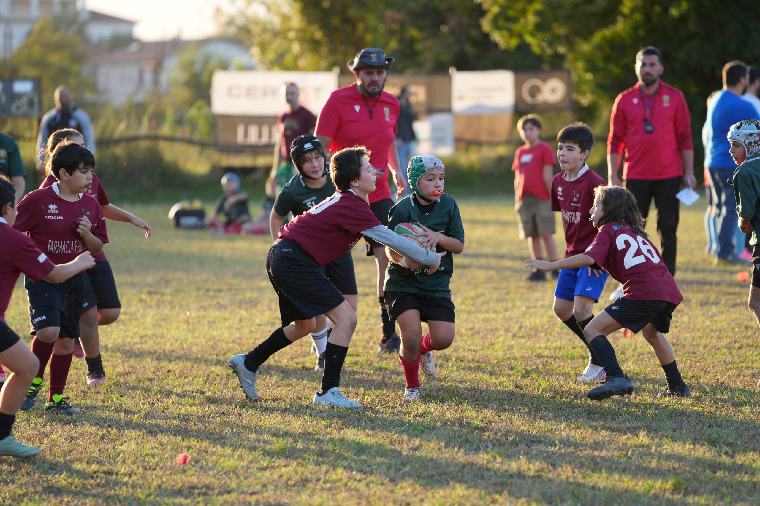 Un giovane della Ternana Rugby affronta un placcaggio nella gara Under 12