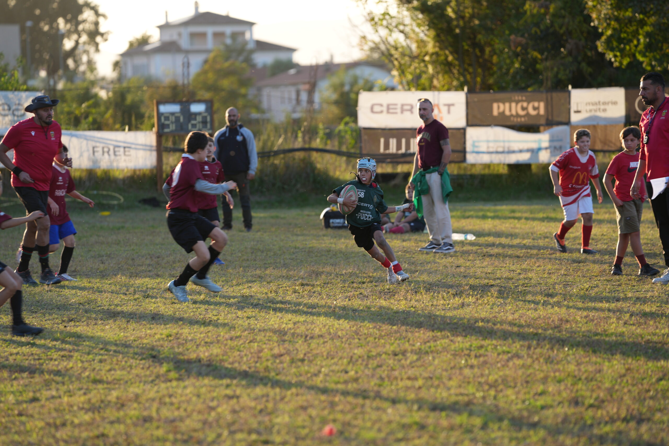 Un giocatore Under 12 della Ternana Rugby cambia direzione con il pallone