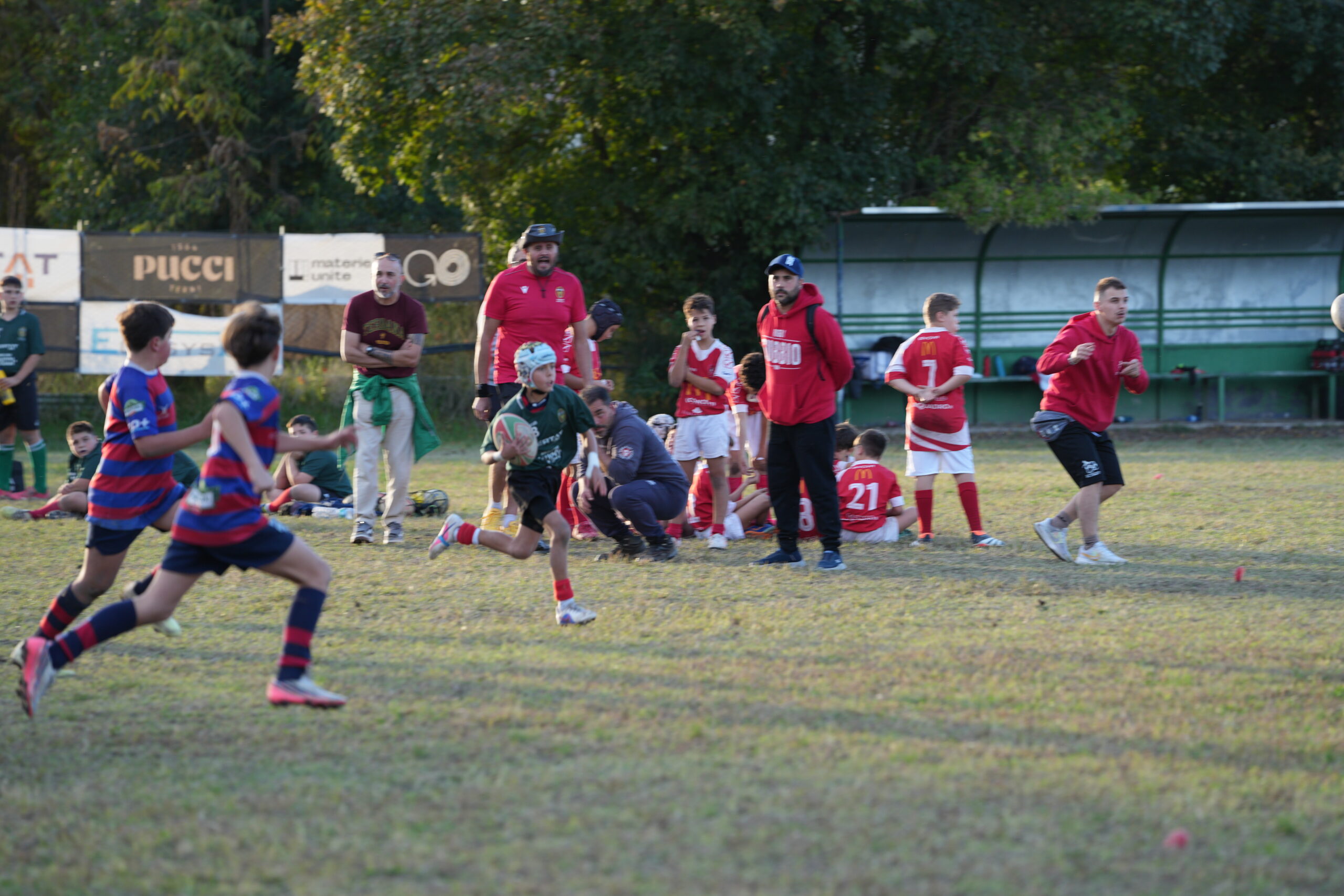 Un atleta della Ternana Rugby corre verso la difesa nel raggruppamento al San Valentino