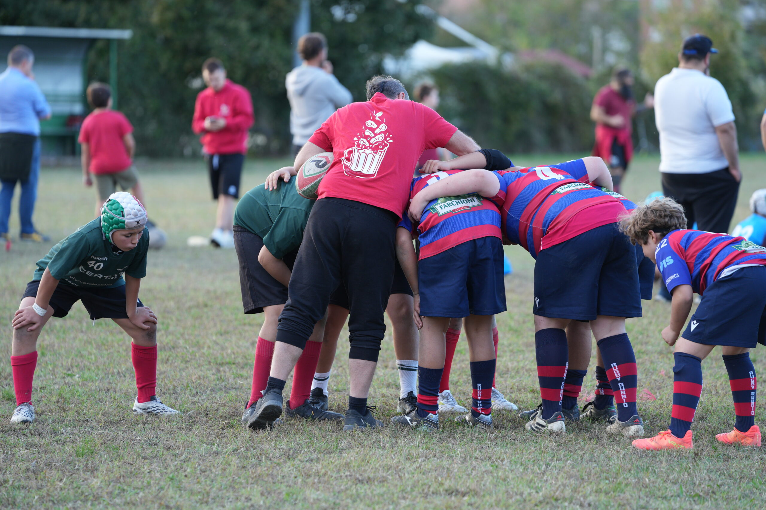 Le squadre Under 12 si preparano a una mischia con la guida dell’arbitro