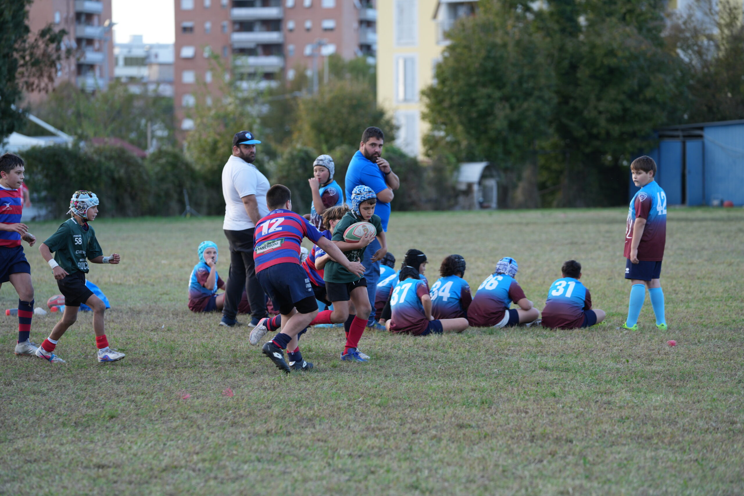 Un giovane della Ternana Rugby porta il pallone durante una fase di attacco