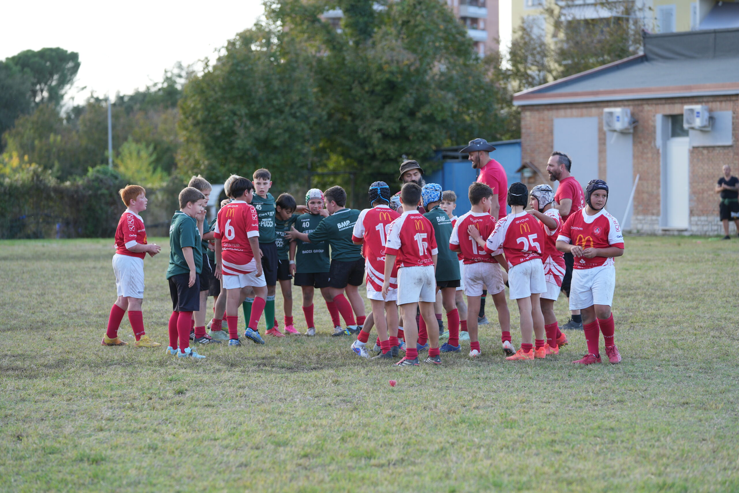 I ragazzi della Ternana Rugby e gli avversari riuniti sul campo al San Valentino