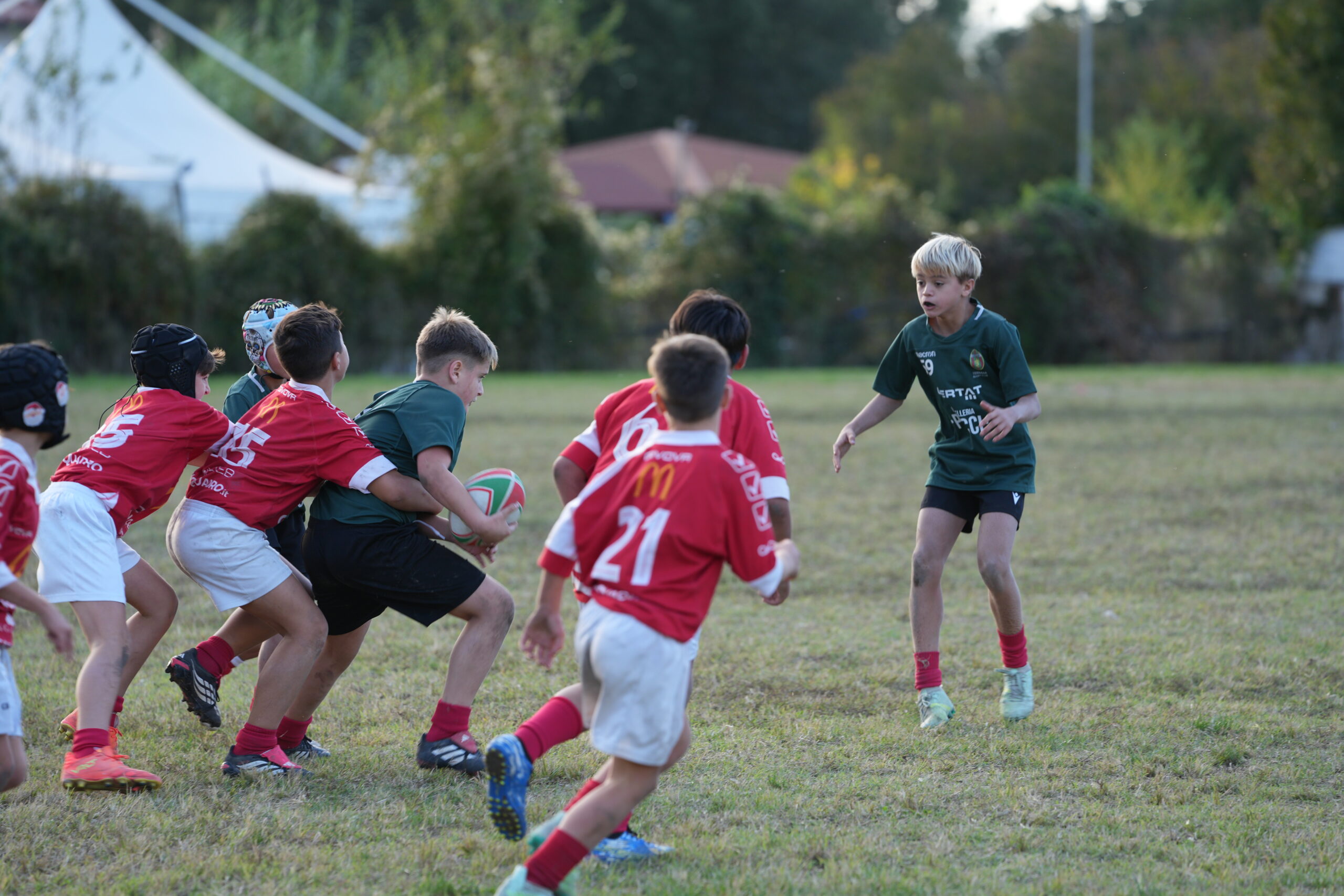 Un portatore di palla della Ternana Rugby affronta un avversario nel raggruppamento Under 12
